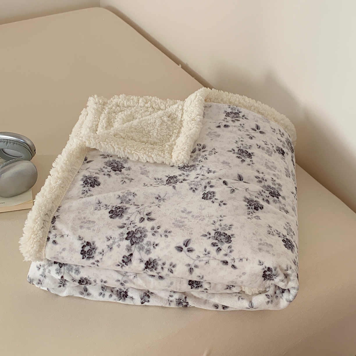 91家纺网 家纺一手货源 找家纺 桃喜 2025新款牛奶绒羊羔绒毛毯 羊羔绒-赫本