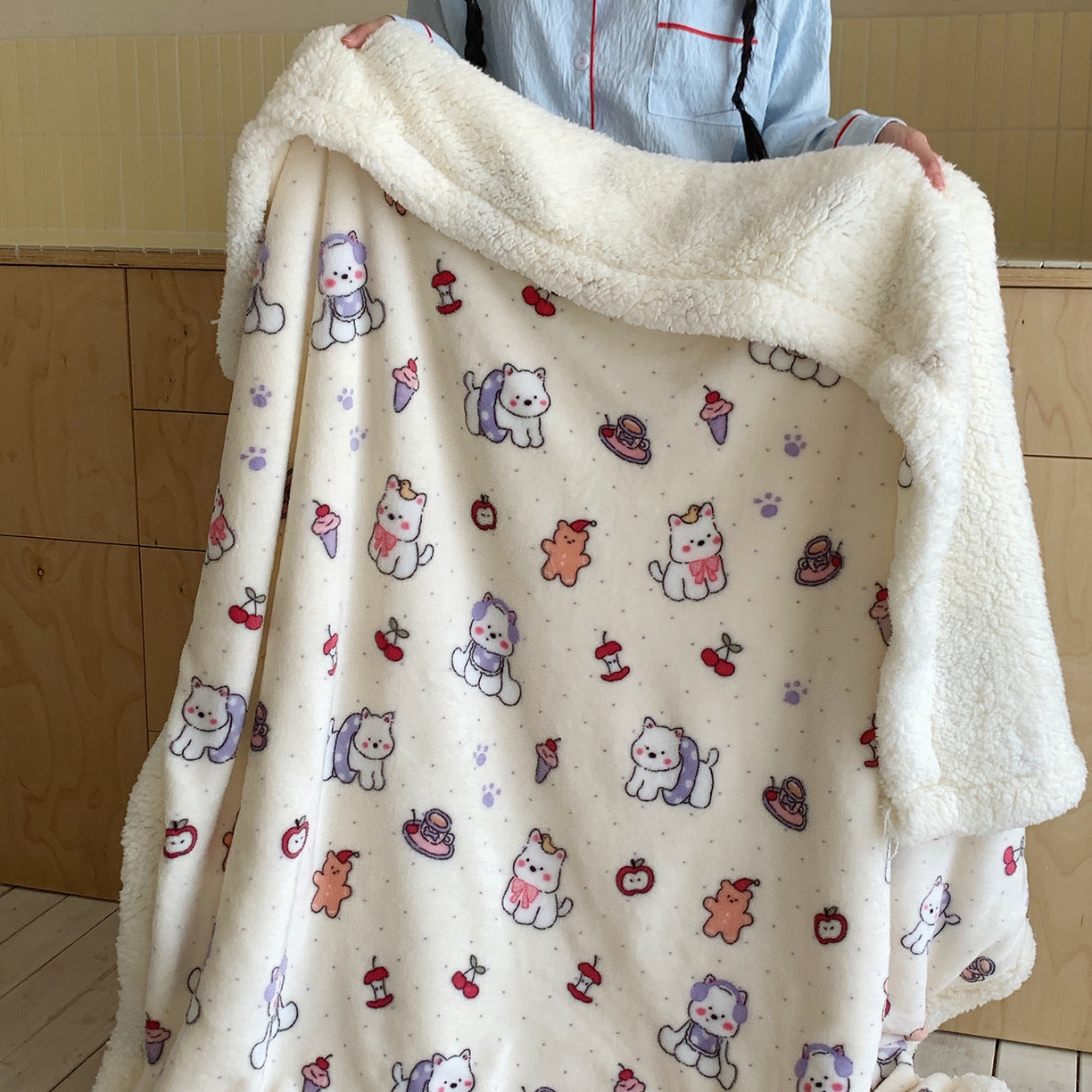 91家纺网 家纺一手货源 找家纺 桃喜 2025新款牛奶绒羊羔绒毛毯 羊羔绒-红苹果狗狗