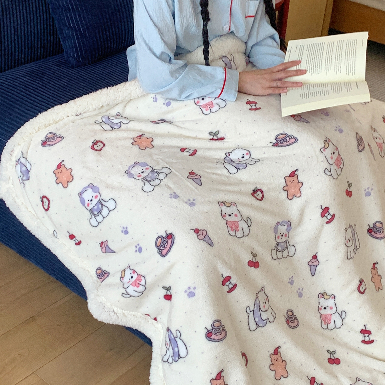 91家纺网 家纺一手货源 找家纺 桃喜 2025新款牛奶绒羊羔绒毛毯 羊羔绒-红苹果狗狗