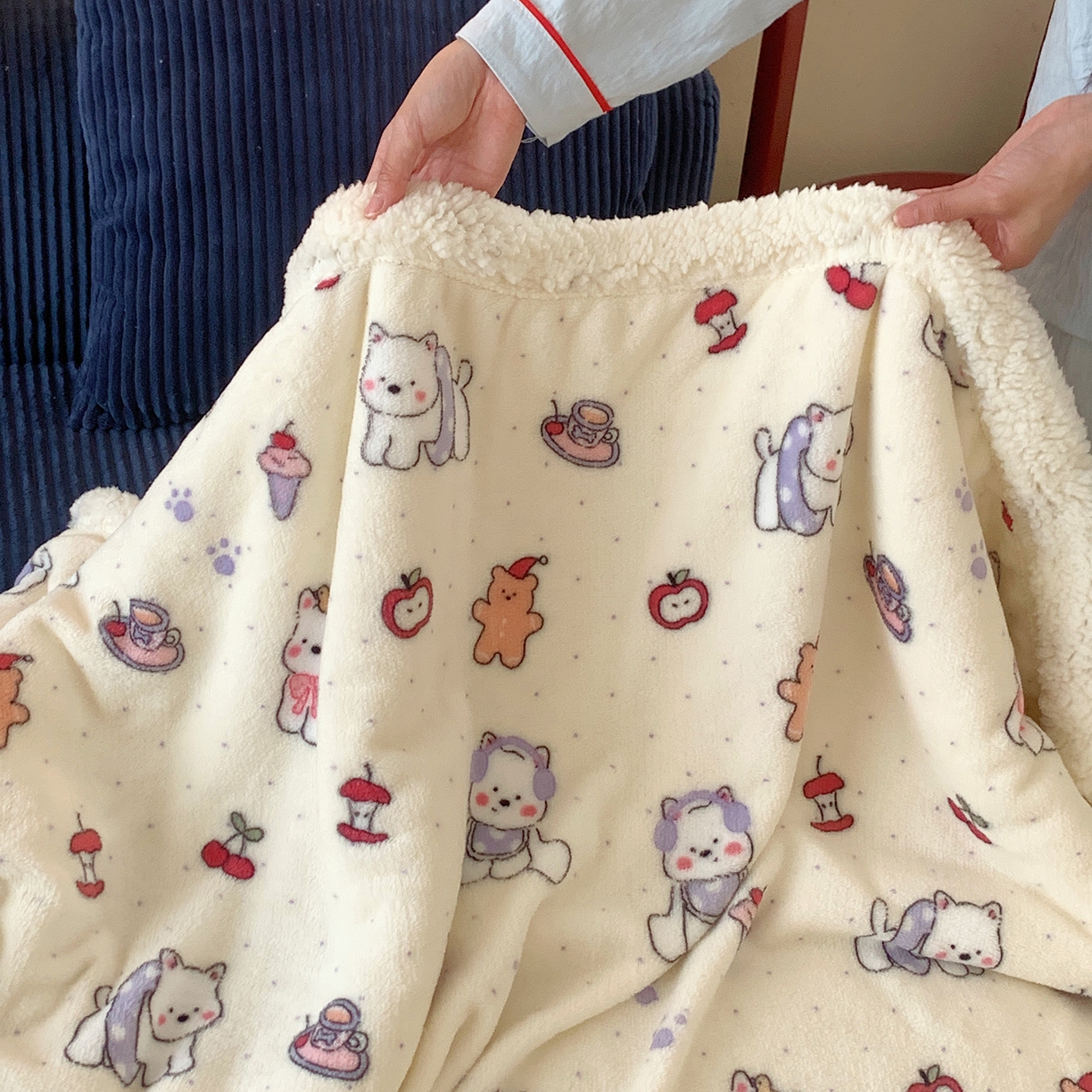 91家纺网 家纺一手货源 找家纺 桃喜 2025新款牛奶绒羊羔绒毛毯 羊羔绒-红苹果狗狗