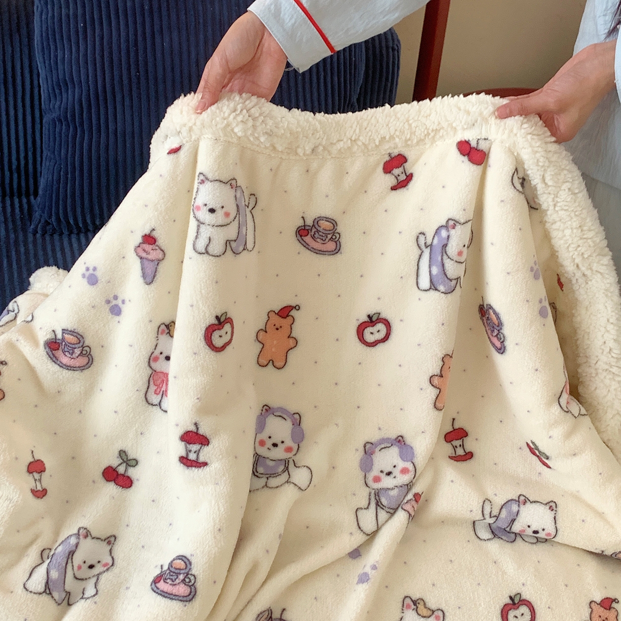 91家纺网 家纺一手货源 找家纺 桃喜 2025新款牛奶绒羊羔绒毛毯 羊羔绒-红苹果狗狗