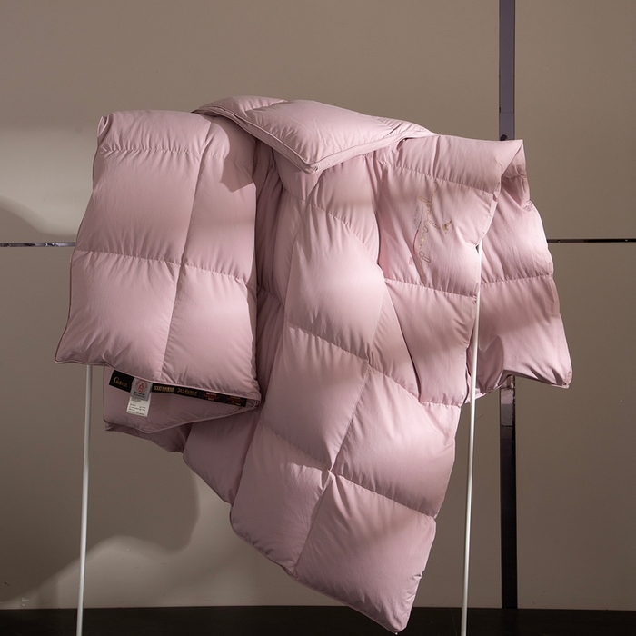 91家纺网 家纺一手货源 找家纺 晋瑞 红顶鹅绒馆 2025新款巴洛克无边被头鹅绒被（糯感） 巴洛克无边被头鹅绒被豆沙