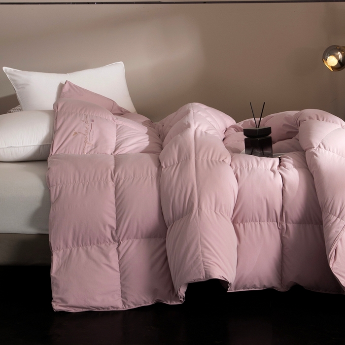 91家纺网 家纺一手货源 找家纺 晋瑞 红顶鹅绒馆 2025新款巴洛克无边被头鹅绒被（糯感） 巴洛克无边被头鹅绒被豆沙