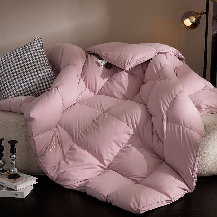 91家纺网 家纺一手货源 找家纺 晋瑞 红顶鹅绒馆 2025新款巴洛克无边被头鹅绒被（糯感） 巴洛克无边被头鹅绒被豆沙