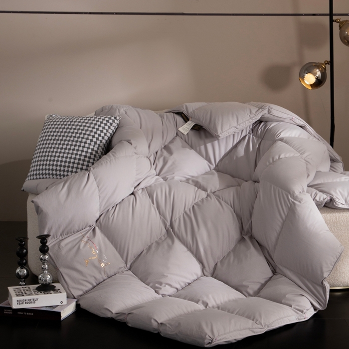 91家纺网 家纺一手货源 找家纺 晋瑞 红顶鹅绒馆 2025新款巴洛克无边被头鹅绒被（糯感） 巴洛克无边被头鹅绒被灰色