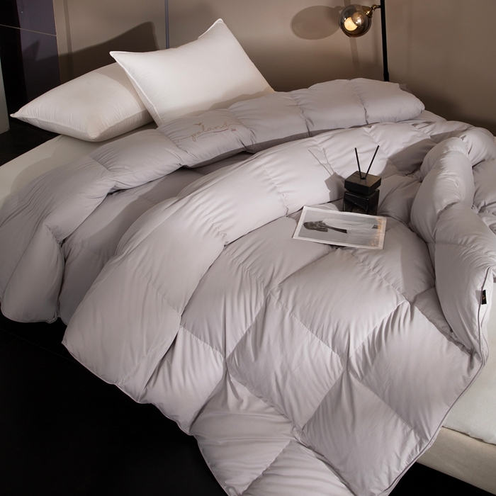 91家纺网 家纺一手货源 找家纺 晋瑞 红顶鹅绒馆 2025新款巴洛克无边被头鹅绒被（糯感） 巴洛克无边被头鹅绒被灰色