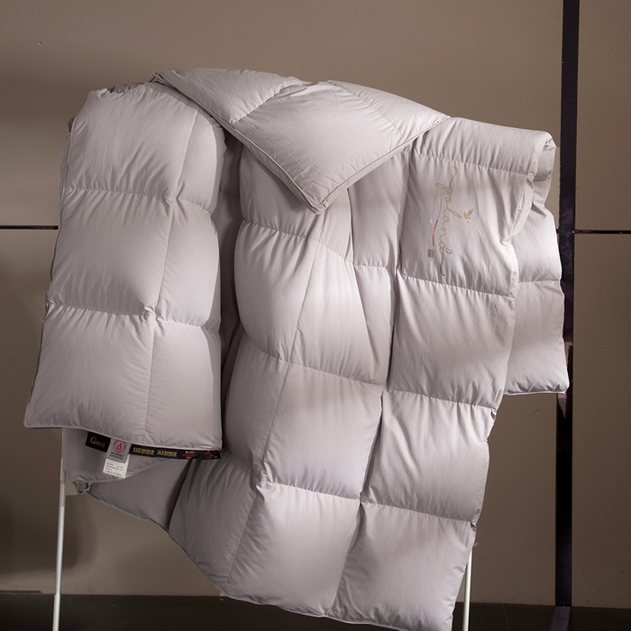 91家纺网 家纺一手货源 找家纺 晋瑞 红顶鹅绒馆 2025新款巴洛克无边被头鹅绒被（糯感） 巴洛克无边被头鹅绒被灰色