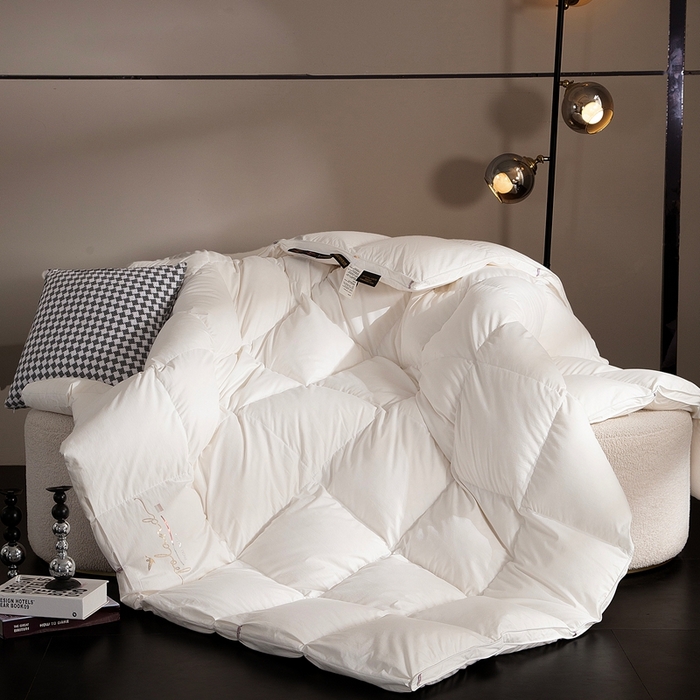 91家纺网 家纺一手货源 找家纺 晋瑞 红顶鹅绒馆 2025新款巴洛克无边被头鹅绒被（糯感） 巴洛克无边被头鹅绒被白色