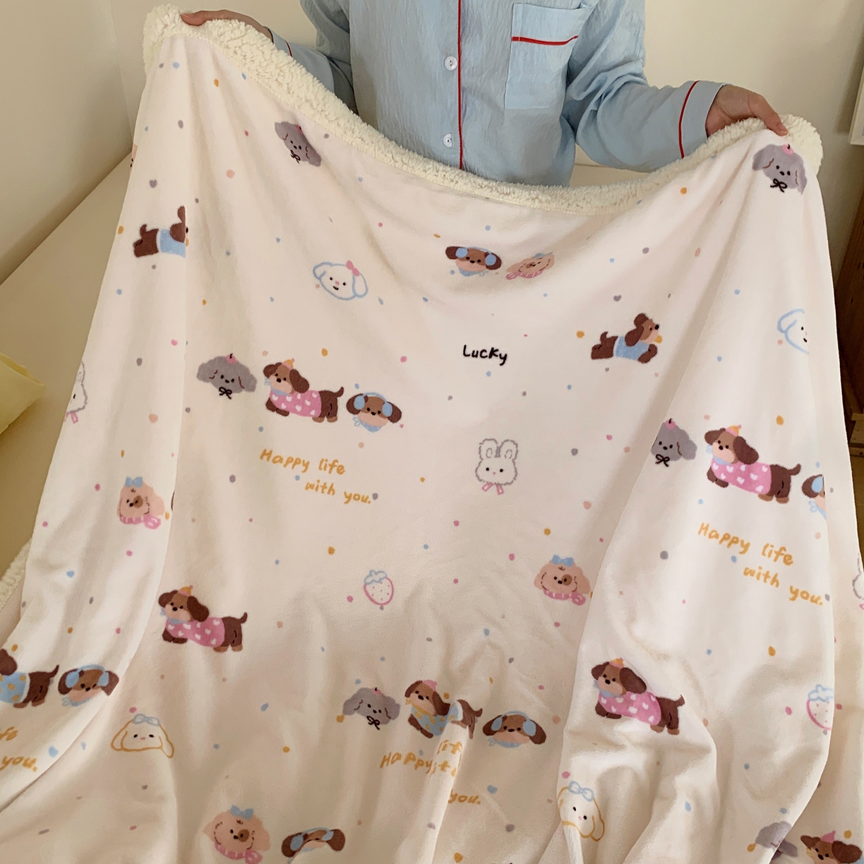 91家纺网 家纺一手货源 找家纺 桃喜 2025新款牛奶绒羊羔绒毛毯 羊羔绒-快乐腊肠狗狗