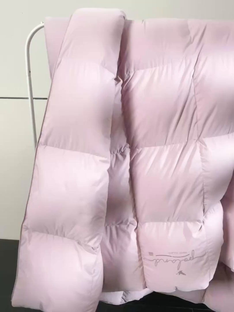 91家纺网 家纺一手货源 找家纺 晋瑞 红顶鹅绒馆 2025新款巴洛克无边被头鹅绒被（糯感） 巴洛克无边被头鹅绒被豆沙