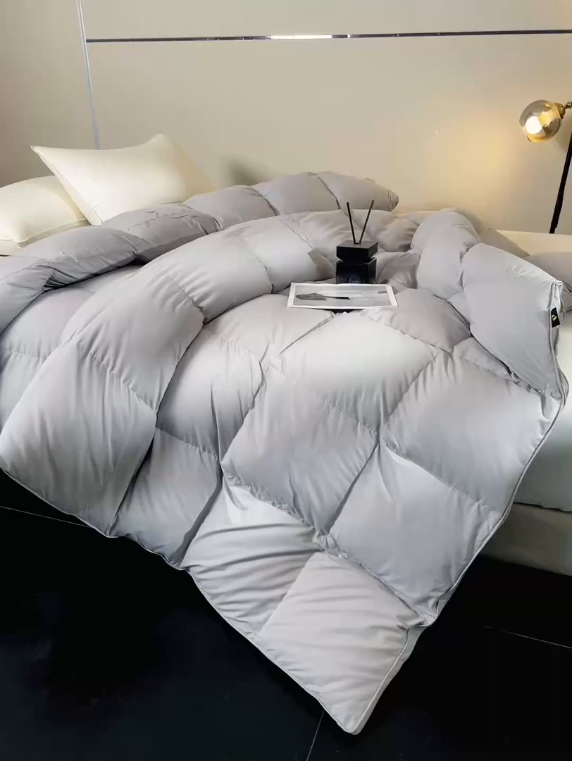91家纺网 家纺一手货源 找家纺 晋瑞 红顶鹅绒馆 2025新款巴洛克无边被头鹅绒被（糯感） 巴洛克无边被头鹅绒被灰色