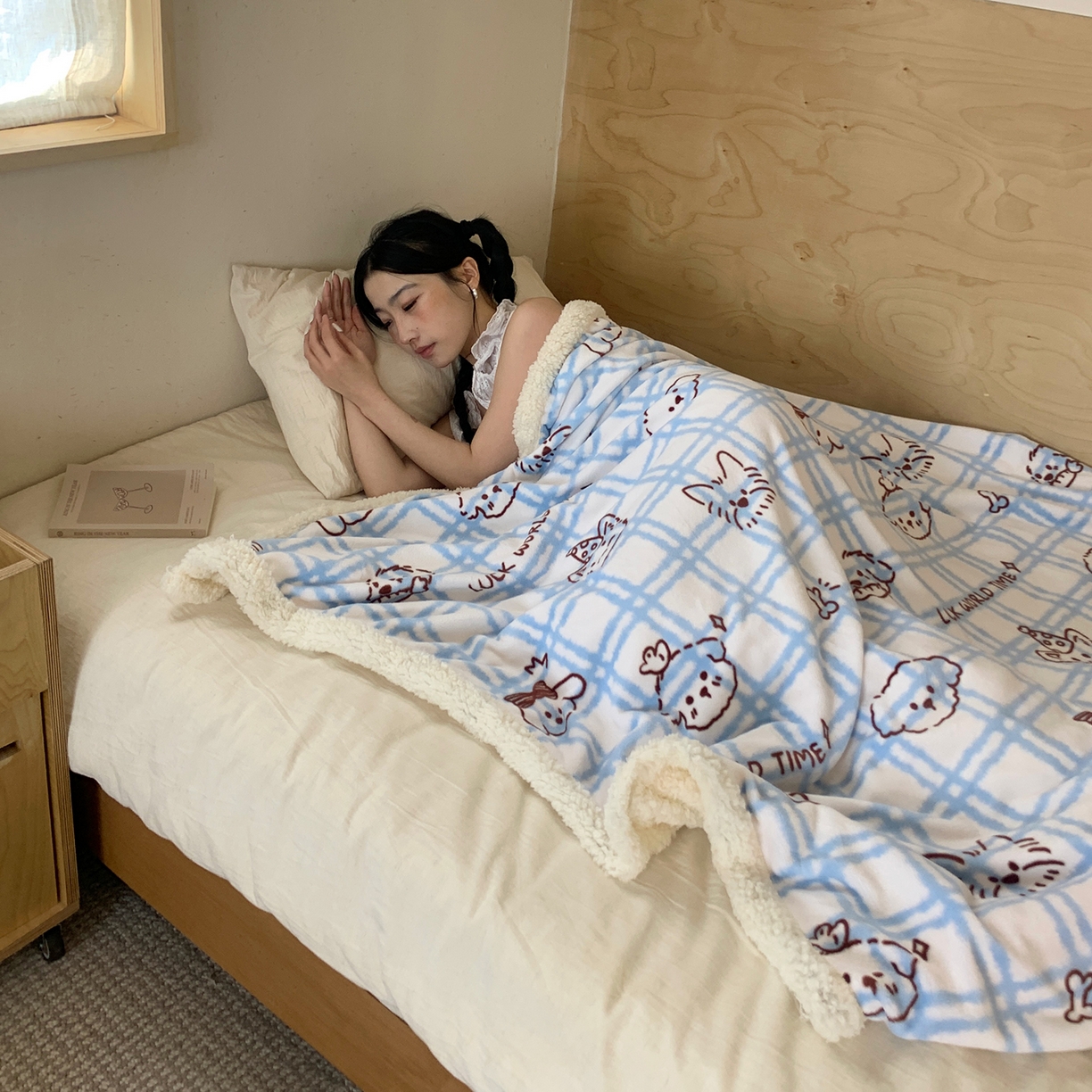 91家纺网 家纺一手货源 找家纺 桃喜 2025新款牛奶绒羊羔绒毛毯 羊羔绒-蓝格线条狗