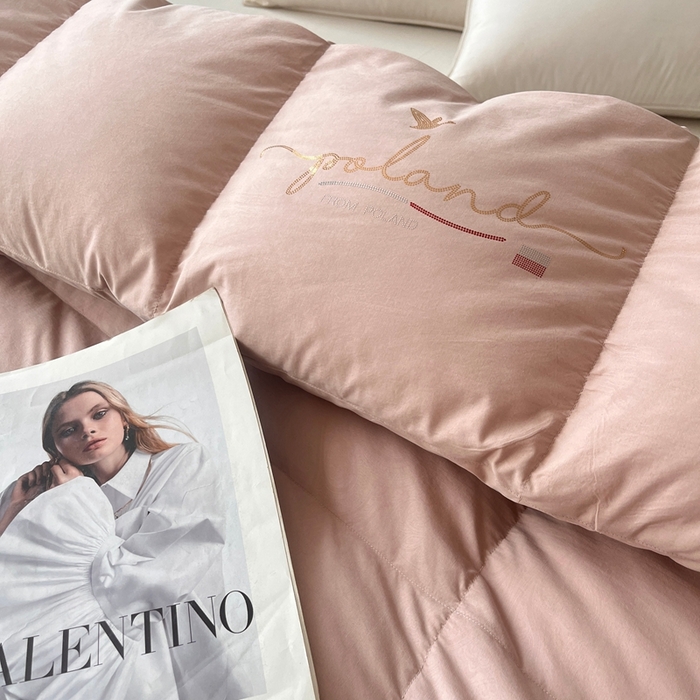 91家纺网 家纺一手货源 找家纺 晋瑞 红顶鹅绒馆 2025新款克洛里斯无边被头鹅绒被（糯感） 克洛里斯无边被头鹅绒被（糯感）豆沙