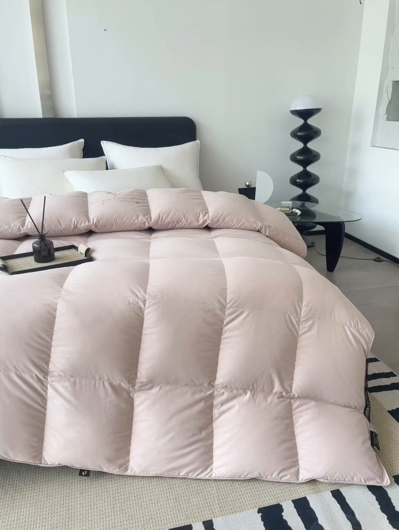 91家纺网 家纺一手货源 找家纺 晋瑞 红顶鹅绒馆 2025新款克洛里斯无边被头鹅绒被（糯感） 克洛里斯无边被头鹅绒被（糯感）豆沙