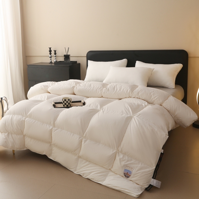 91家纺网 家纺一手货源 找家纺 晋瑞 红顶鹅绒馆 2025新款如意面包分区鹅绒被 如意白色