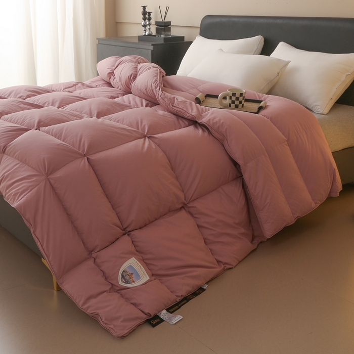 91家纺网 家纺一手货源 找家纺 晋瑞 红顶鹅绒馆 2025新款如意面包分区鹅绒被 如意豆沙