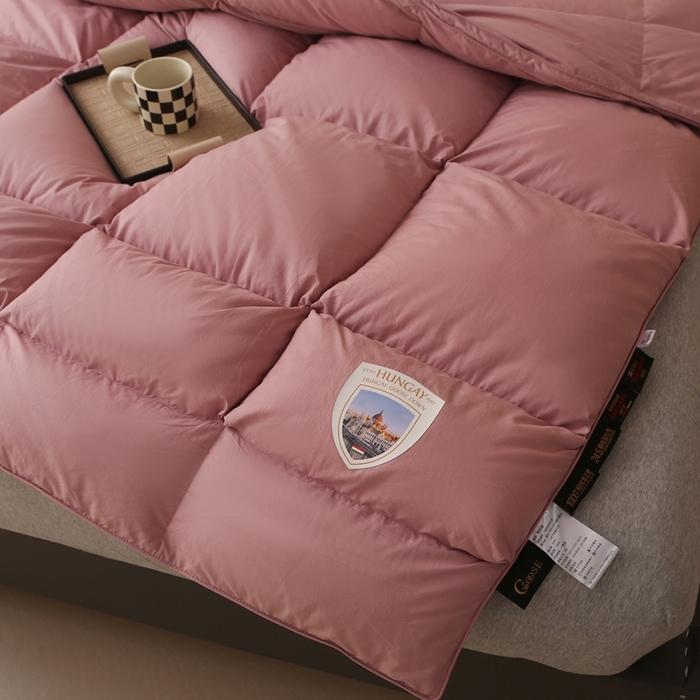 91家纺网 家纺一手货源 找家纺 晋瑞 红顶鹅绒馆 2025新款如意面包分区鹅绒被 如意豆沙