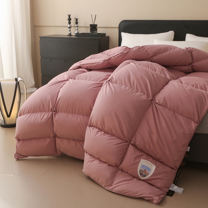 91家纺网 家纺一手货源 找家纺 晋瑞 红顶鹅绒馆 2025新款如意面包分区鹅绒被 如意豆沙