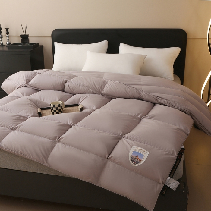 91家纺网 家纺一手货源 找家纺 晋瑞 红顶鹅绒馆 2025新款如意面包分区鹅绒被 如意灰色