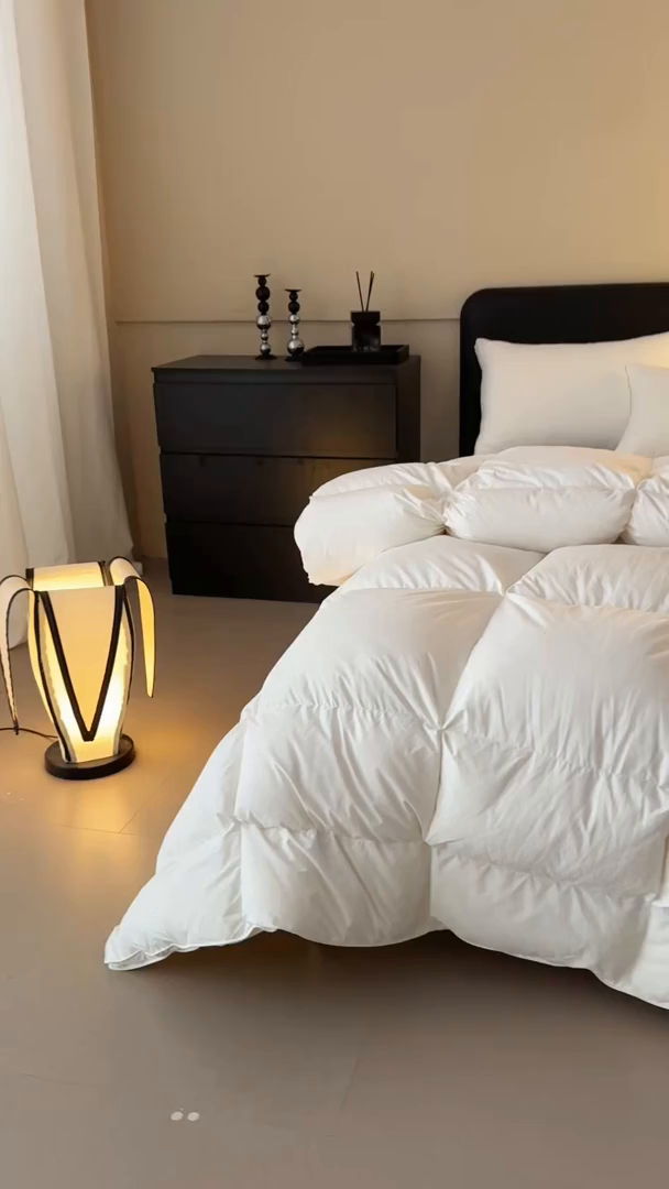 91家纺网 家纺一手货源 找家纺 晋瑞 红顶鹅绒馆 2025新款如意面包分区鹅绒被 如意白色