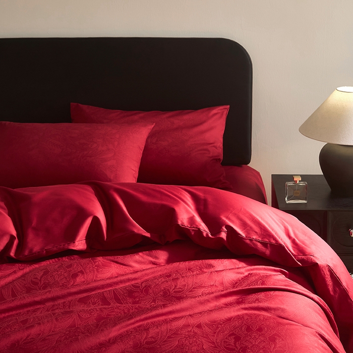 91家纺网 家纺一手货源 找家纺 （总）ONE TWO ONE 121 2025新款长绒棉贡缎精工（小cr ）婚庆系列四件套-东方囍礼（为了各位老板们都有利润空间，平台控价券后不得低于318/338元，感谢您的配合与支持！）