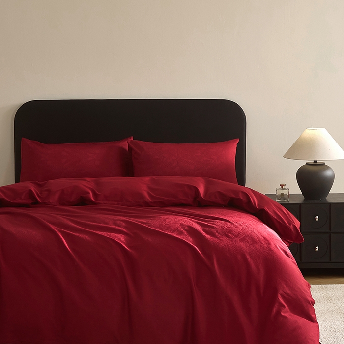 91家纺网 家纺一手货源 找家纺 （总）ONE TWO ONE 121 2025新款长绒棉贡缎精工（小cr ）婚庆系列四件套-东方囍礼（为了各位老板们都有利润空间，平台控价券后不得低于318/338元，感谢您的配合与支持！）