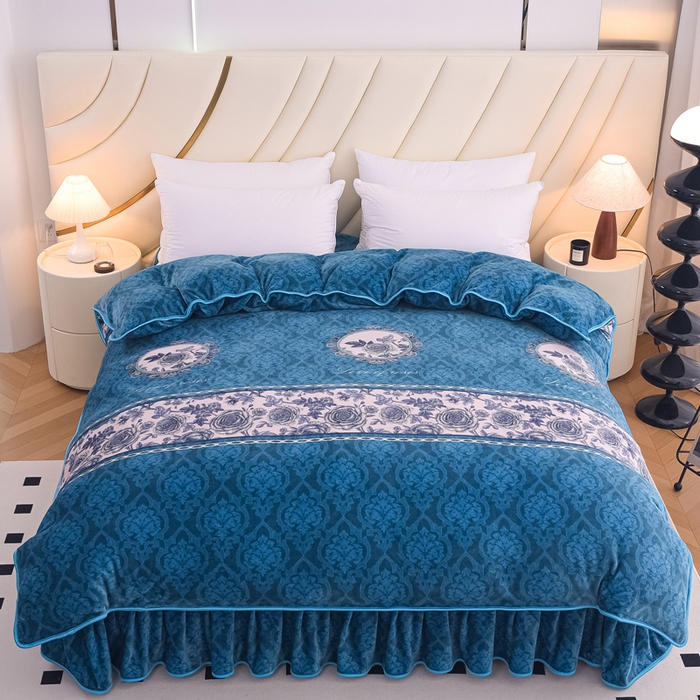 91家纺网 家纺一手货源 找家纺 首选家纺 2025新款加厚保暖牛奶绒金貂绒法莱绒床裙款四件套香格里拉-蓝