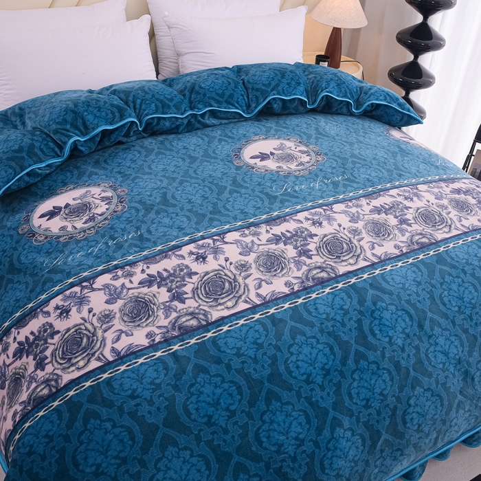 91家纺网 家纺一手货源 找家纺 首选家纺 2025新款加厚保暖牛奶绒金貂绒法莱绒床裙款四件套香格里拉-蓝