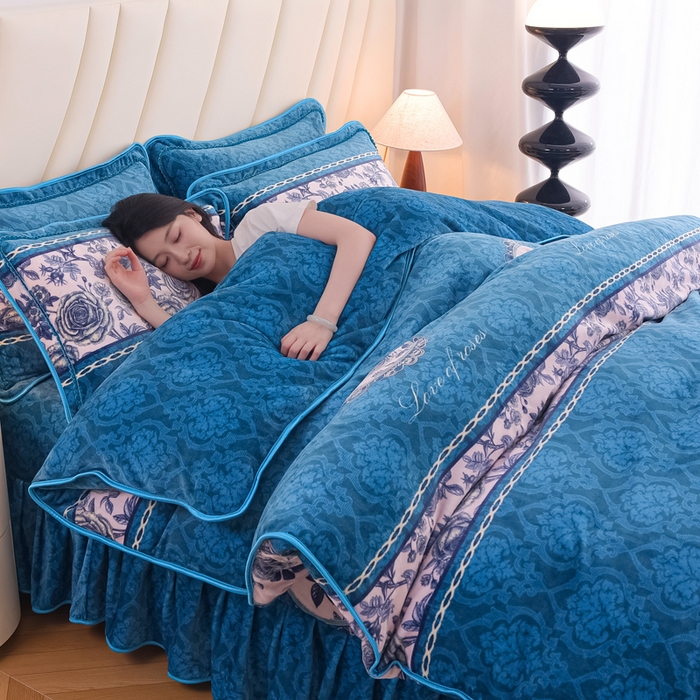 91家纺网 家纺一手货源 找家纺 首选家纺 2025新款加厚保暖牛奶绒金貂绒法莱绒床裙款四件套香格里拉-蓝