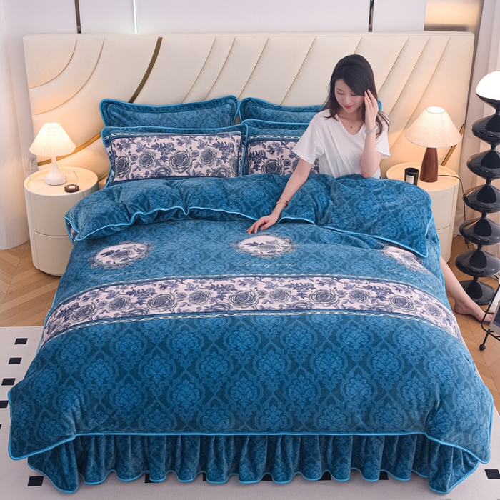 91家纺网 家纺一手货源 找家纺 首选家纺 2025新款加厚保暖牛奶绒金貂绒法莱绒床裙款四件套香格里拉-蓝