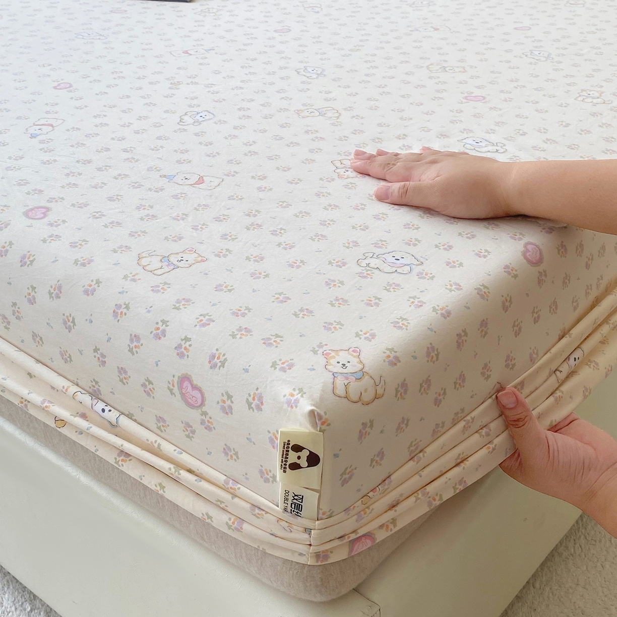 91家纺网 家纺一手货源 找家纺 棉乐町家居 2025新款木棉双层纱印花床笠 萌宠派对