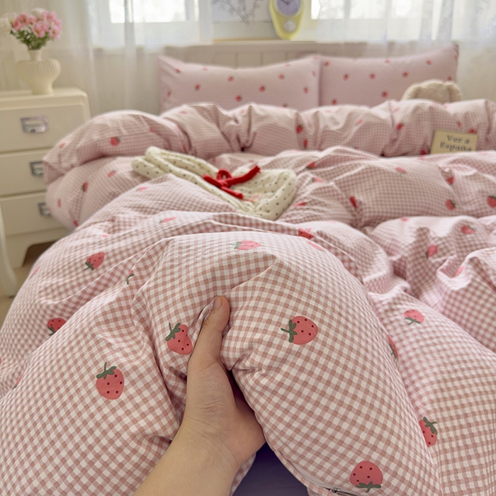 91家纺网 家纺一手货源 找家纺 好亿来家纺 2025新款加厚A类云感双层纱四件套 草莓啵啵-粉