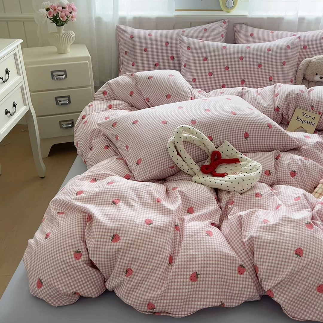 91家纺网 家纺一手货源 找家纺 好亿来家纺 2025新款加厚A类云感双层纱四件套 草莓啵啵-粉