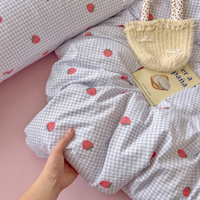 91家纺网 家纺一手货源 找家纺 好亿来家纺 2025新款加厚A类云感双层纱四件套 草莓啵啵-灰