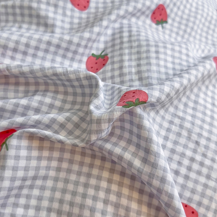 91家纺网 家纺一手货源 找家纺 好亿来家纺 2025新款加厚A类云感双层纱四件套 草莓啵啵-灰