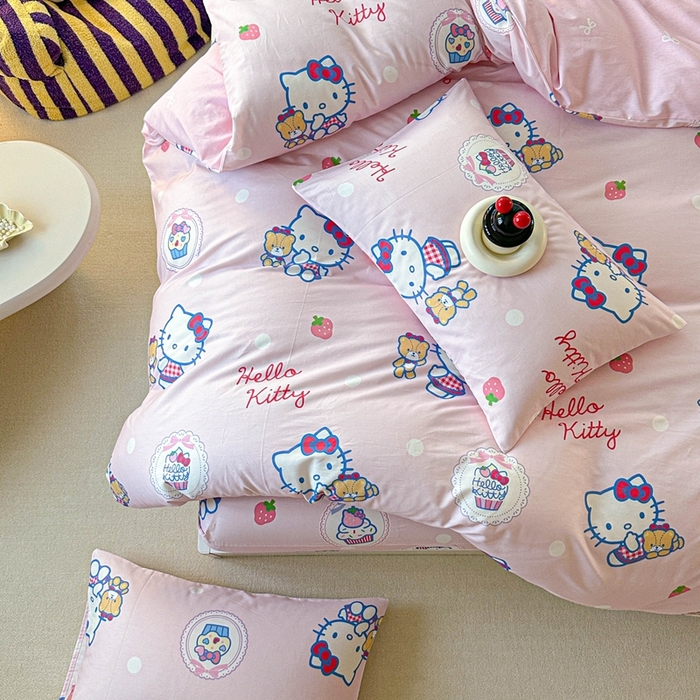 91家纺网 家纺一手货源 找家纺 2025新款8月正版授权三丽鸥全棉纯棉四件套系列 草莓KT