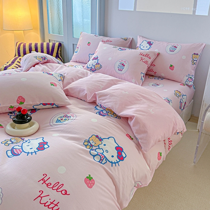 91家纺网 家纺一手货源 找家纺 2025新款8月正版授权三丽鸥全棉纯棉四件套系列 草莓KT