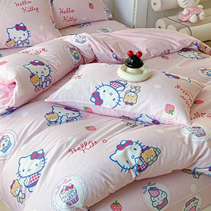 91家纺网 家纺一手货源 找家纺 2025新款8月正版授权三丽鸥全棉纯棉四件套系列 草莓KT