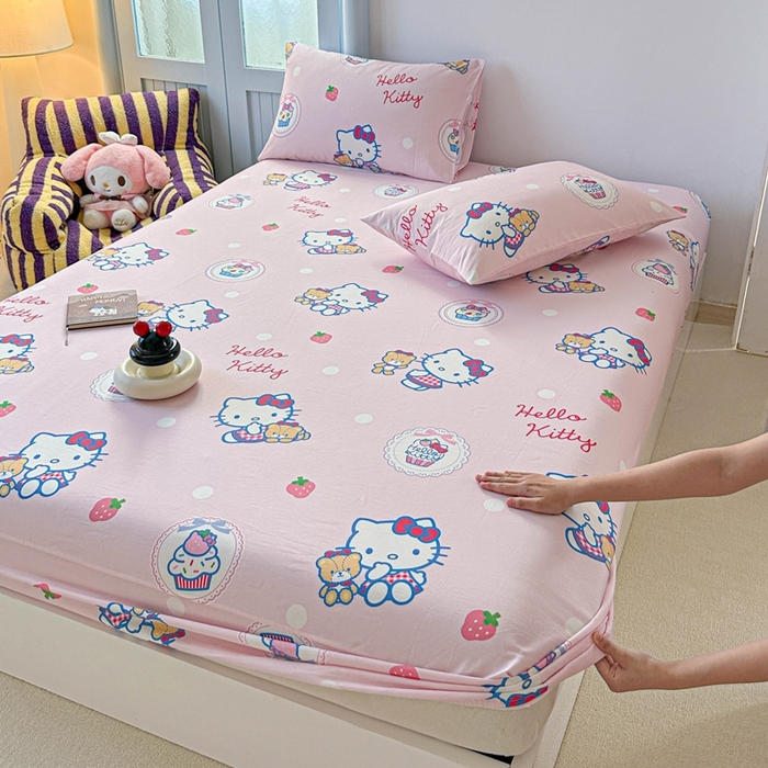 91家纺网 家纺一手货源 找家纺 爱丽丝2025新款8月正版授权三丽鸥全棉纯棉床笠单品系列 草莓KT