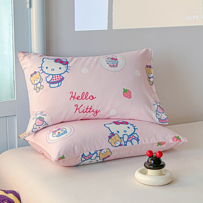 91家纺网 家纺一手货源 找家纺 爱丽丝2025新款8月正版授权三丽鸥全棉纯棉枕套单品系列 草莓KT