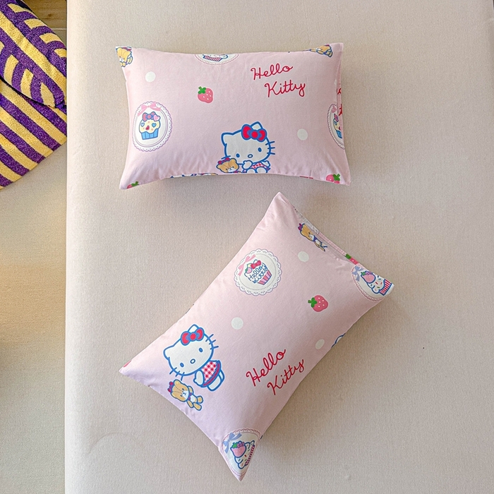 91家纺网 家纺一手货源 找家纺 爱丽丝2025新款8月正版授权三丽鸥全棉纯棉枕套单品系列 草莓KT