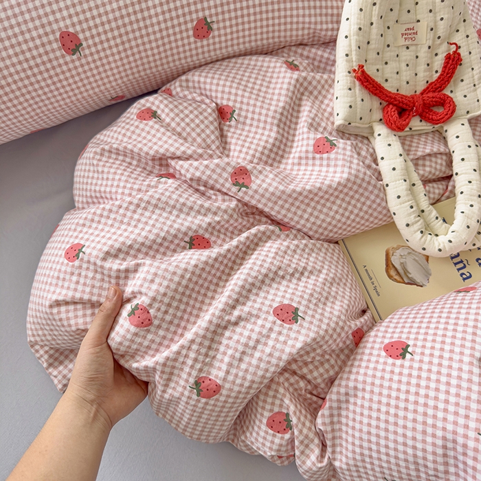 91家纺网 家纺一手货源 找家纺 好亿来家纺 2025新款加厚A类云感双层纱单品被套 被套单件 草莓啵啵-粉