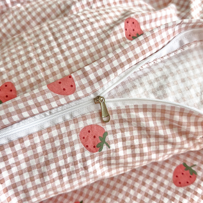 91家纺网 家纺一手货源 找家纺 好亿来家纺 2025新款加厚A类云感双层纱单品被套 被套单件 草莓啵啵-粉