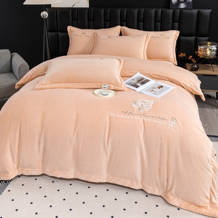 91家纺网 家纺一手货源 找家纺 优姿家纺 2025新款300克全消光牛奶蛋白蚕丝绒四件套 凯丽-粉玉