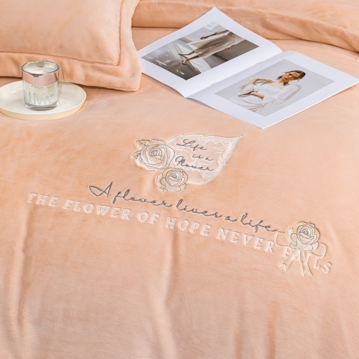 91家纺网 家纺一手货源 找家纺 优姿家纺 2025新款300克全消光牛奶蛋白蚕丝绒四件套 凯丽-粉玉