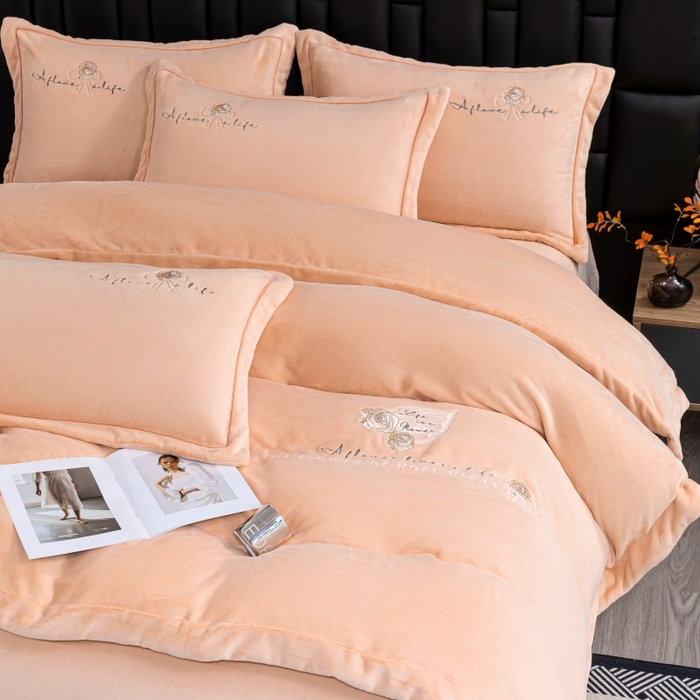 91家纺网 家纺一手货源 找家纺 优姿家纺 2025新款300克全消光牛奶蛋白蚕丝绒四件套 凯丽-粉玉