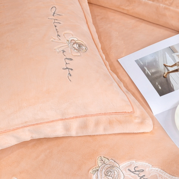 91家纺网 家纺一手货源 找家纺 优姿家纺 2025新款300克全消光牛奶蛋白蚕丝绒四件套 凯丽-粉玉