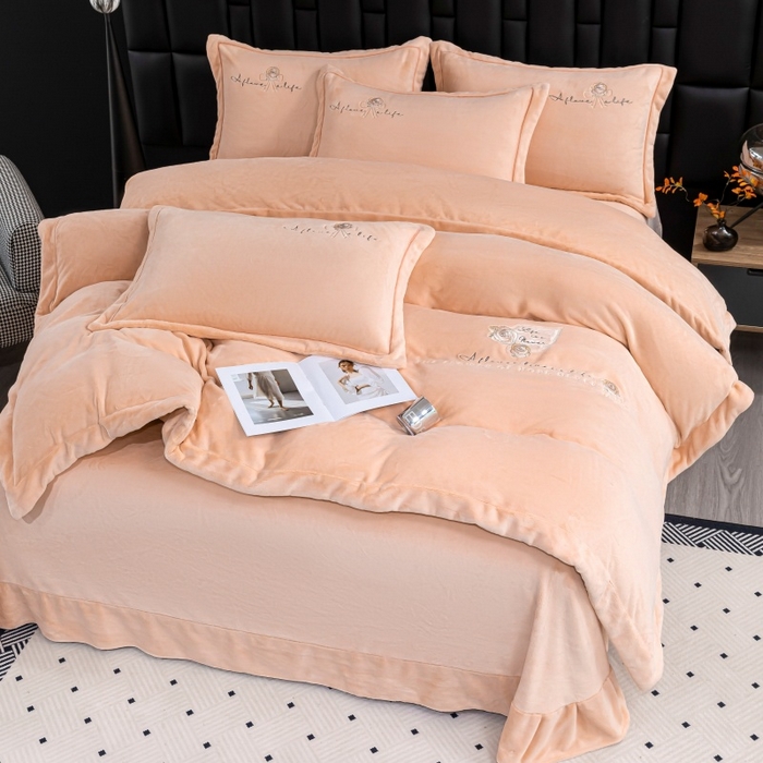 91家纺网 家纺一手货源 找家纺 优姿家纺 2025新款300克全消光牛奶蛋白蚕丝绒四件套 凯丽-粉玉