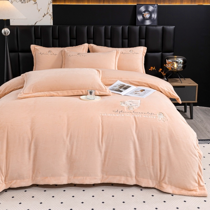 91家纺网 家纺一手货源 找家纺 优姿家纺 2025新款300克全消光牛奶蛋白蚕丝绒四件套 凯丽-粉玉