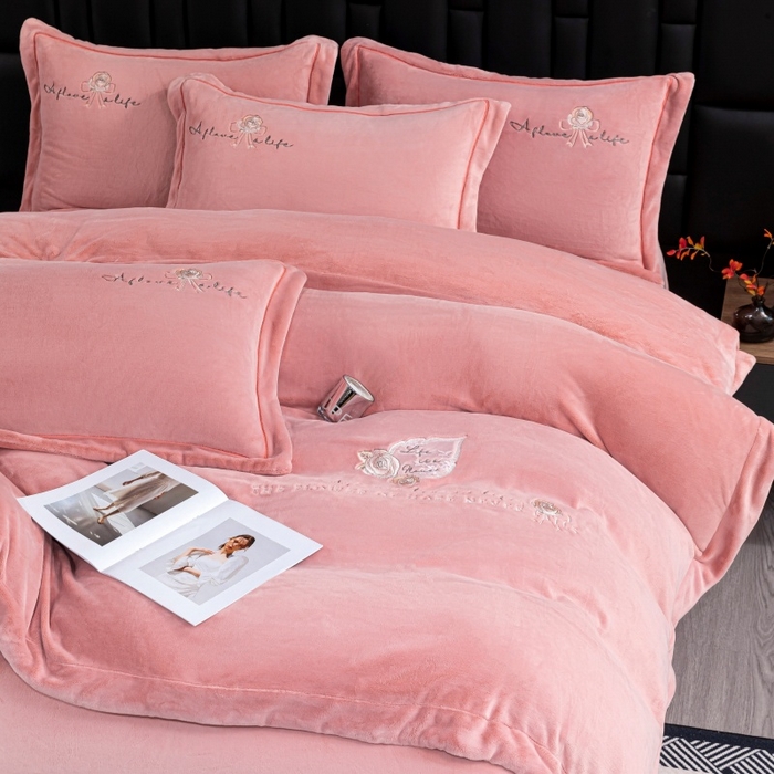 91家纺网 家纺一手货源 找家纺 （总）优姿家纺 2025新款300克全消光牛奶蛋白蚕丝绒四件套